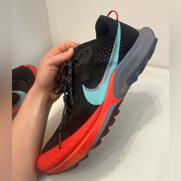 Nike Black and Red trail runners - Picture 8 of 9